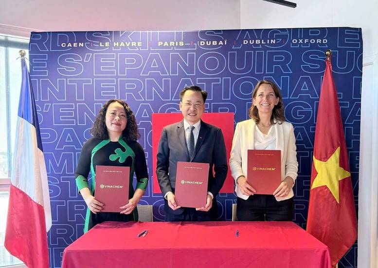  tại thành phố Le Havre (Cộng hoà Pháp), Vinachem đã ký kết Bản ghi nhớ hợp tác (MOU) với Học viện Hành chính và Quản trị công cùng Trường Quản trị Normandie