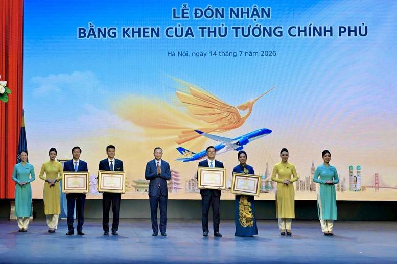 Đồng chí Ngô Văn Tuấn, Ủy viên Ban Chấp hành Trung ương Đảng, Bộ trưởng Bộ Tài chính trao tặng Bằng khen của Thủ tướng Chính phủ cho cá nhân thuộc Ban Vì sự tiến bộ của phụ nữ Vietnam Airlines