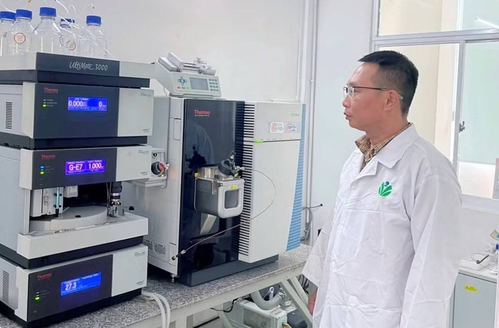 AI còn tích hợp kỹ thuật quang học siêu phổ (HSI ) kết hợp các mô hình học máy phức tạp cho phép phân tích thành phần quang phổ của nông sản, ước tính chính xác hàm lượng dinh dưỡng, độ ẩm và chất lượng bên trong sản phẩm mà không cần phân tích phá hủy mẫu, từ đó rút ngắn thời gian phân tích mẫu trong phòng thí nghiệm. 