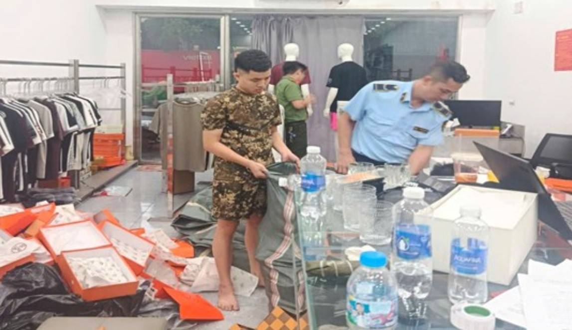 Lực lượng Quản lý thị trường tỉnh Bắc Ninh vừa phối hợp kiểm tra, tạm giữ 749 sản phẩm thời trang nam có dấu hiệu giả mạo các thương hiệu lớn tại xã Yên Phong.