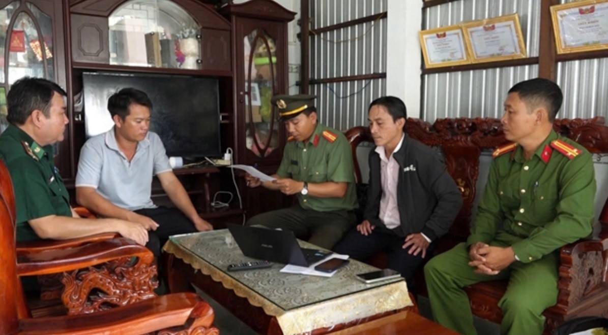Công an tỉnh An Giang phối hợp tuyên truyền chủ tàu cá, ngư dân chấp hành các quy định của pháp luật về IUU.