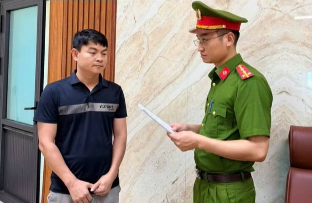 Công an tỉnh Phú Thọ tống  Quyết định khởi tố bị can đối với Nguyễn Văn Bình (Ảnh: https://anninhthudo.vn).