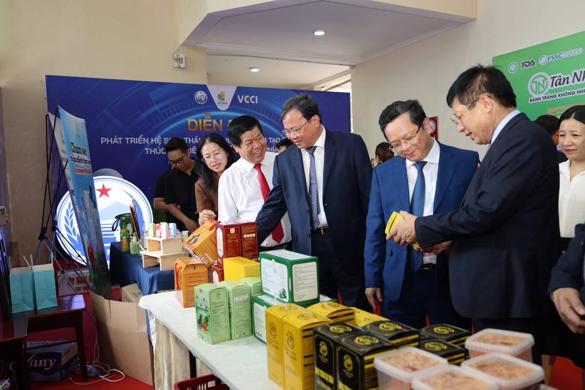 Lãnh đạo VCCI và tỉnh Tây Ninh tham quan gian hàng khởi nghiệp