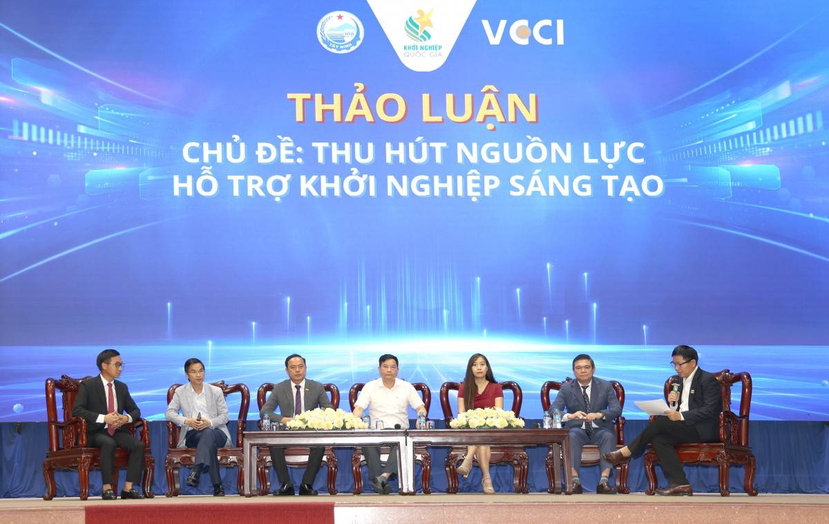 Các chuyên gia trình bày tham luận về hệ sinh thái khởi nghiệp sáng tạo