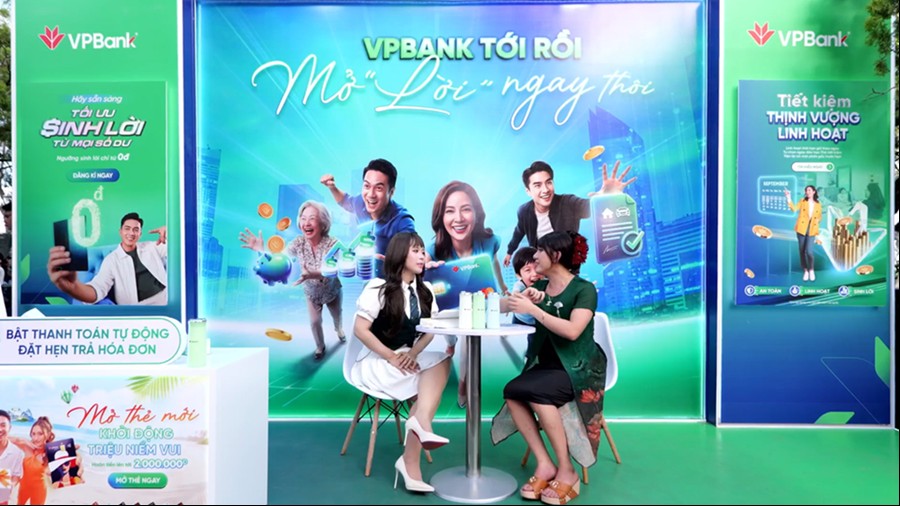 “VPBank tới rồi, mở ‘lời’ ngay thôi” đến Tây Đô: Đi siêu thị mở thẻ, ghé bến Ninh Kiều xem concert