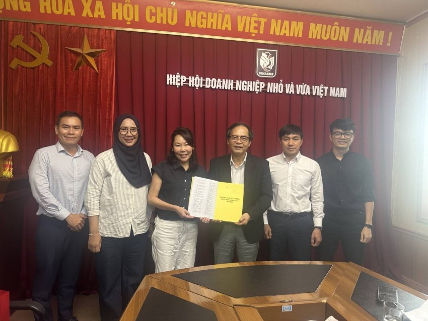 TS. Tô Hoài Nam ký tặng sách cho bà Elaine Chia và chụp ảnh cùng đoàn Comexposium