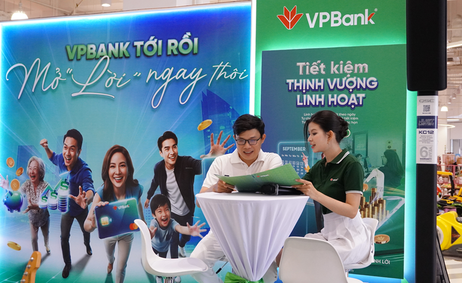 Khách hàng được tư vấn các sản phẩm tài chính phù hợp. Ảnh VPBank.
