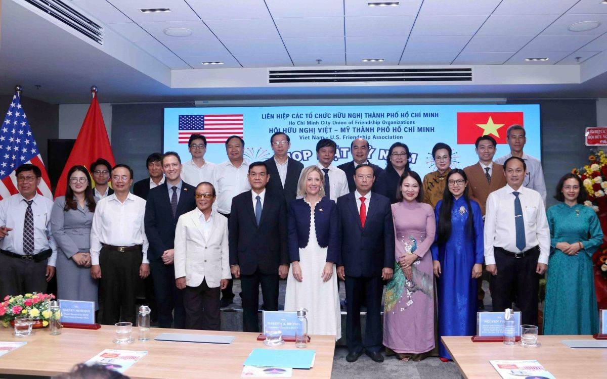 Các đại biểu chụp ảnh lưu niệm tại buổi lễ