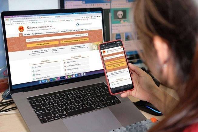 Người dân sử dụng dịch vụ công trực tuyến tại TP.HCM