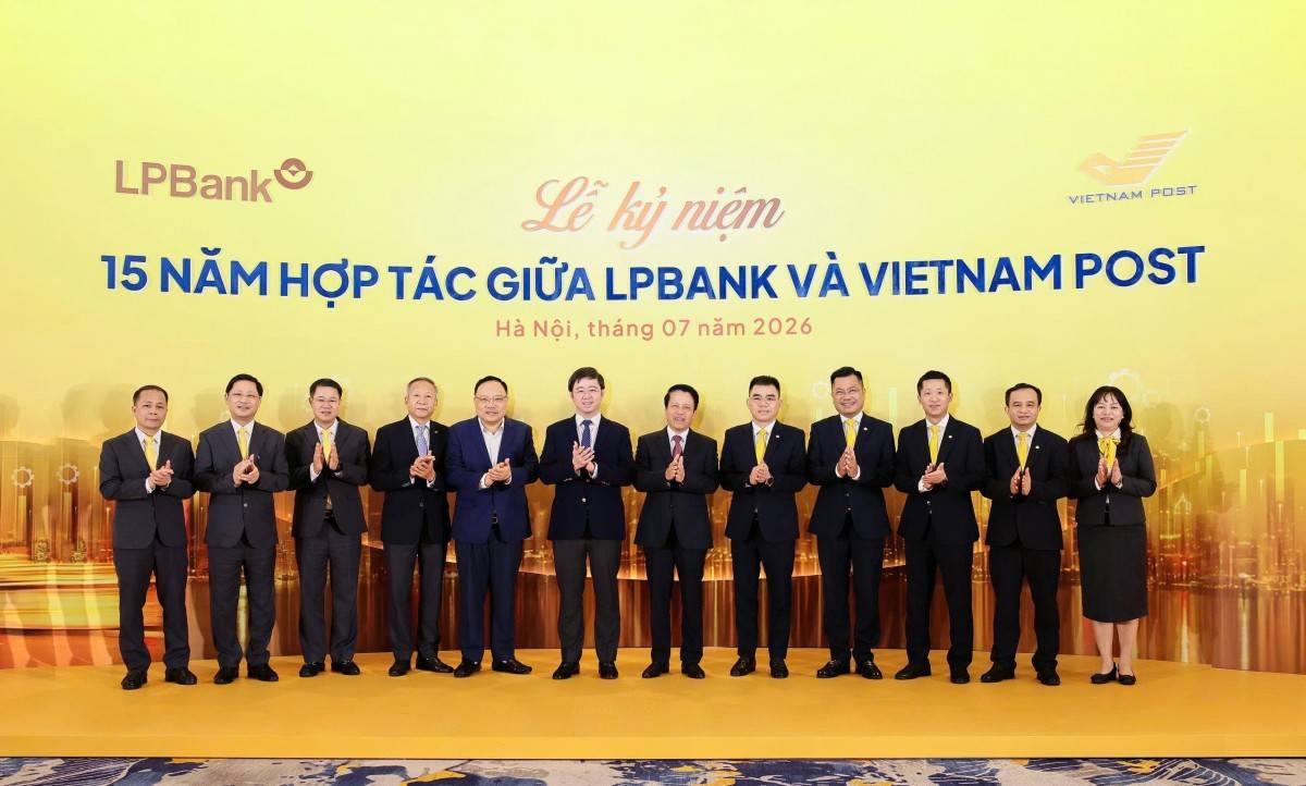 Ông Bùi Hoàng Phương – UV Dự khuyết BCHTW Đảng, Thứ trưởng Bộ Khoa học và Công nghệ (thứ 6 từ trái sang), ông Phạm Tiến Dũng – Phó Thống đốc NHNN Việt Nam (thứ 6 từ phải sang) chụp ảnh lưu niệm cùng Ban lãnh đạo LPBank và Vietnam Post tại sự kiện