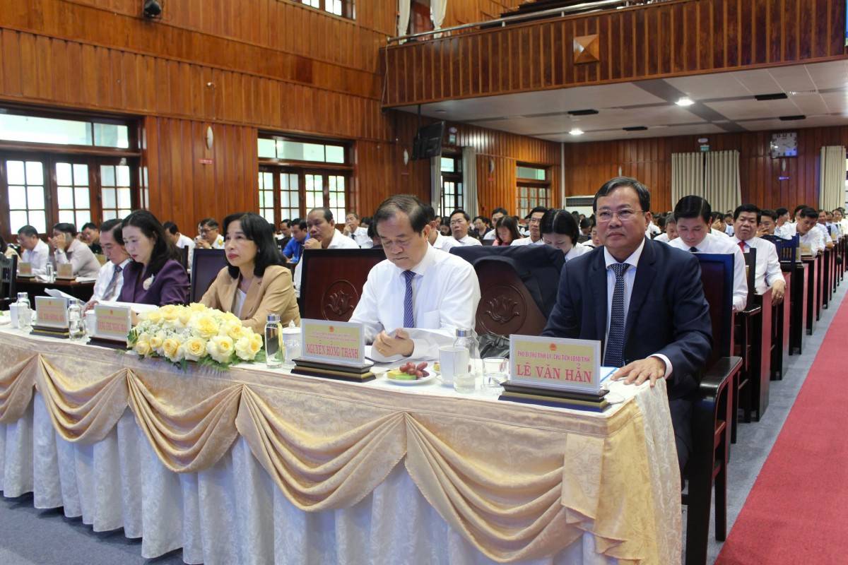 Chủ tịch UBND tỉnh Tây Ninh Lê Văn Hẳn cùng lãnh đạo tỉnh dự 