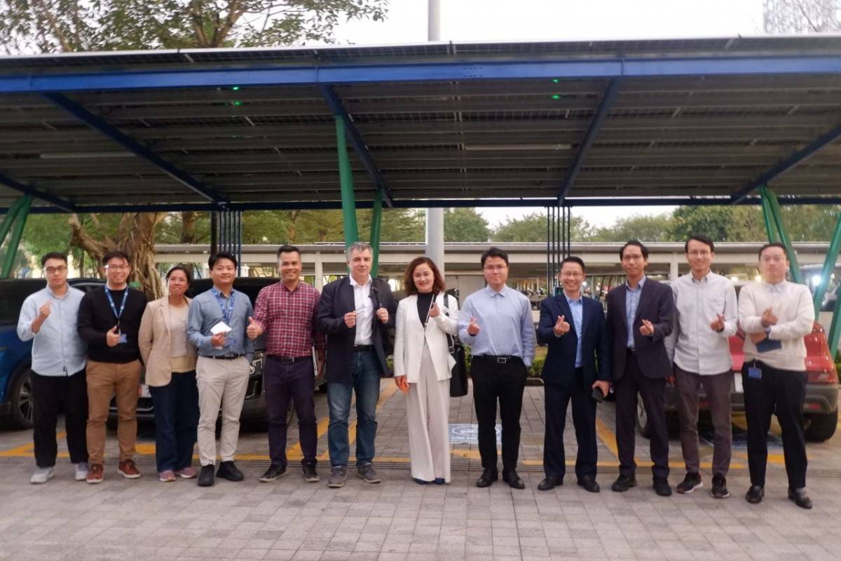  GS. Konstantin Novoselov cùng các nhà nghiên cứu tại Phòng thí nghiệm Khoa học Vật liệu Kỹ thuật số (DMS), Trung tâm Trí tuệ Môi trường (CEI), VinUni, tại VOLTERRA - hệ thống sạc thông minh đột phá được phát triển bởi các nhà khoa học CEI và thế giới. Ảnh: CEI.