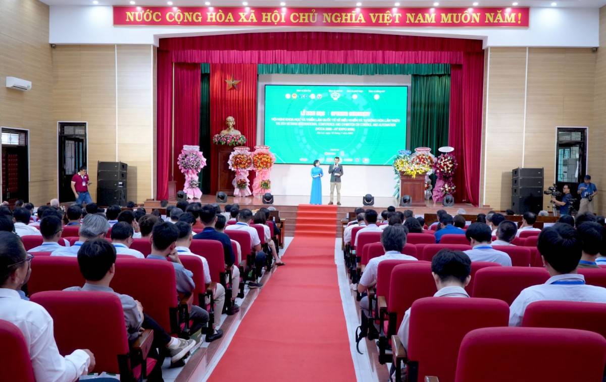 Quang cảnh lễ khai mạc Hội nghị Khoa học và Triển lãm quốc tế về điều khiển và tự động hóa lần thứ 8 (VCCA 2026 - AT Expo 2026) tại Trường Đại học Quy Nhơn, sáng 16/7.