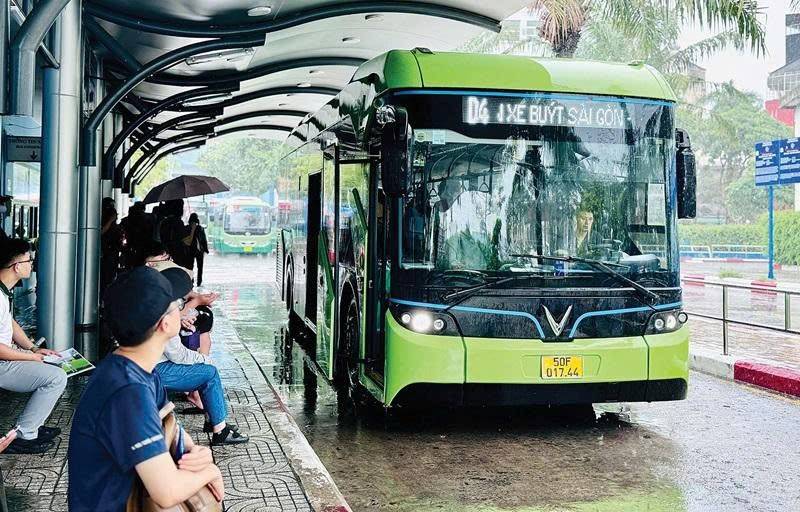 phương tiện vận tải hành khách công cộng bằng xe buýt sử dụng điện, năng lượng xanh.