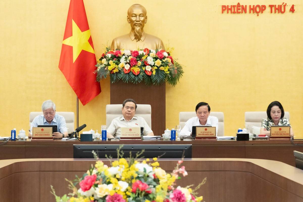 Chủ tịch Quốc hội Trần Thanh Mẫn, Phó Chủ tịch Thường trực Quốc hội Đỗ Văn Chiến và các Phó Chủ tịch Quốc hội tại Phiên họp