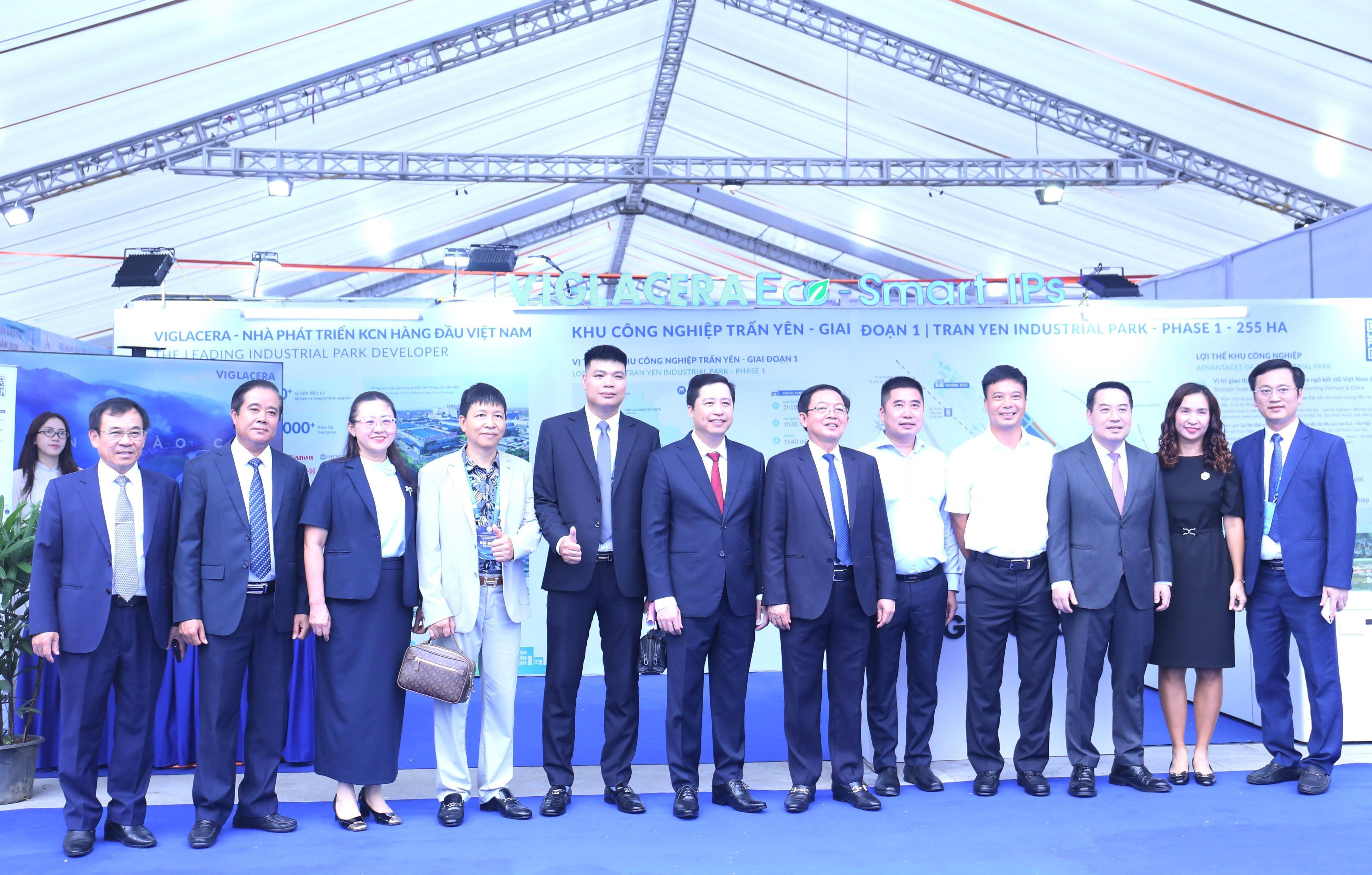 Phó Thủ tướng Hồ Quốc Dũng tham quan khu trưng bày sản phẩm OCOP tại Lào Cai