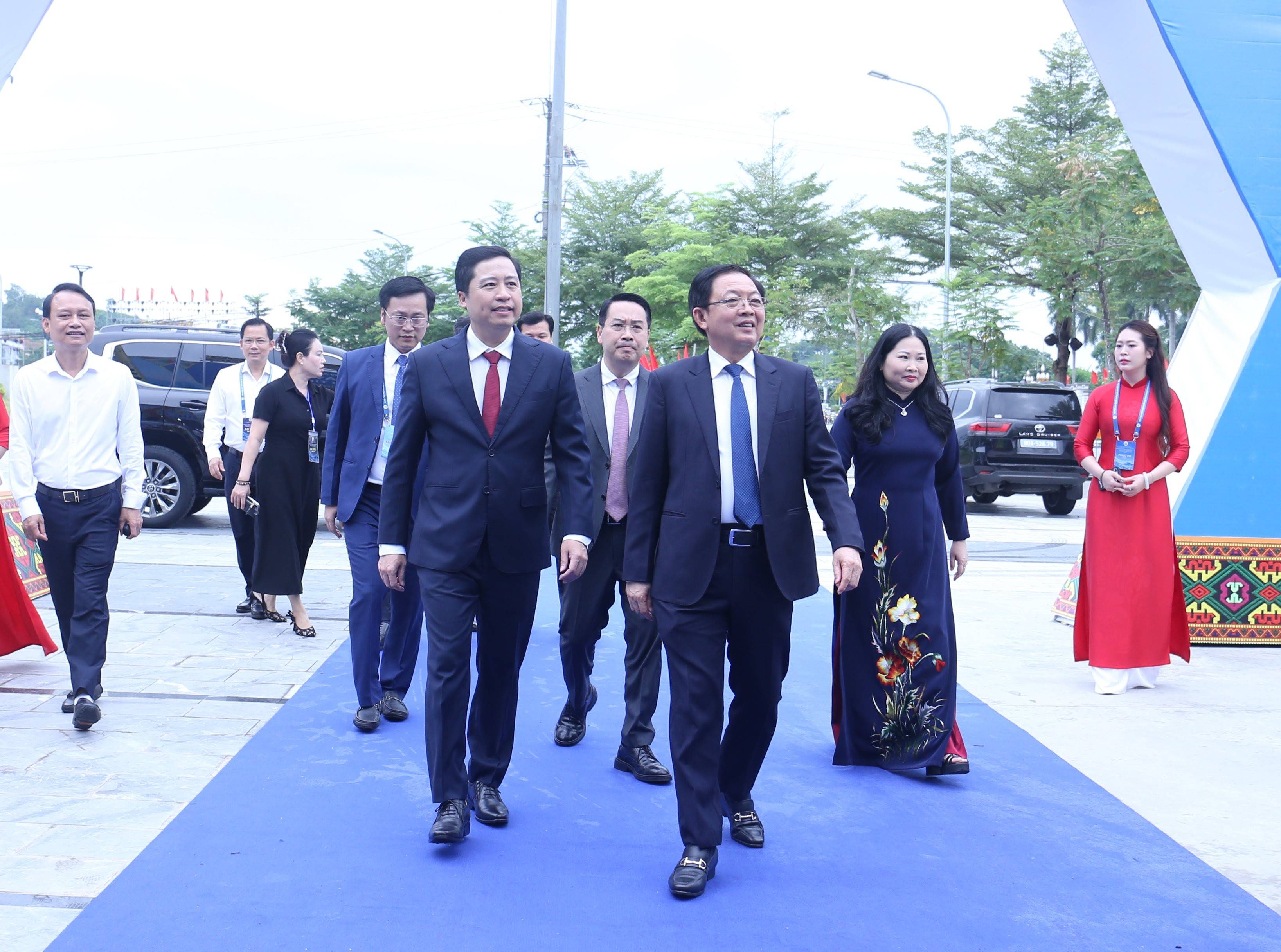 Phó Thủ tướng Hồ Quốc Dũng tham quan khu trưng bày sản phẩm OCOP tại Lào Cai