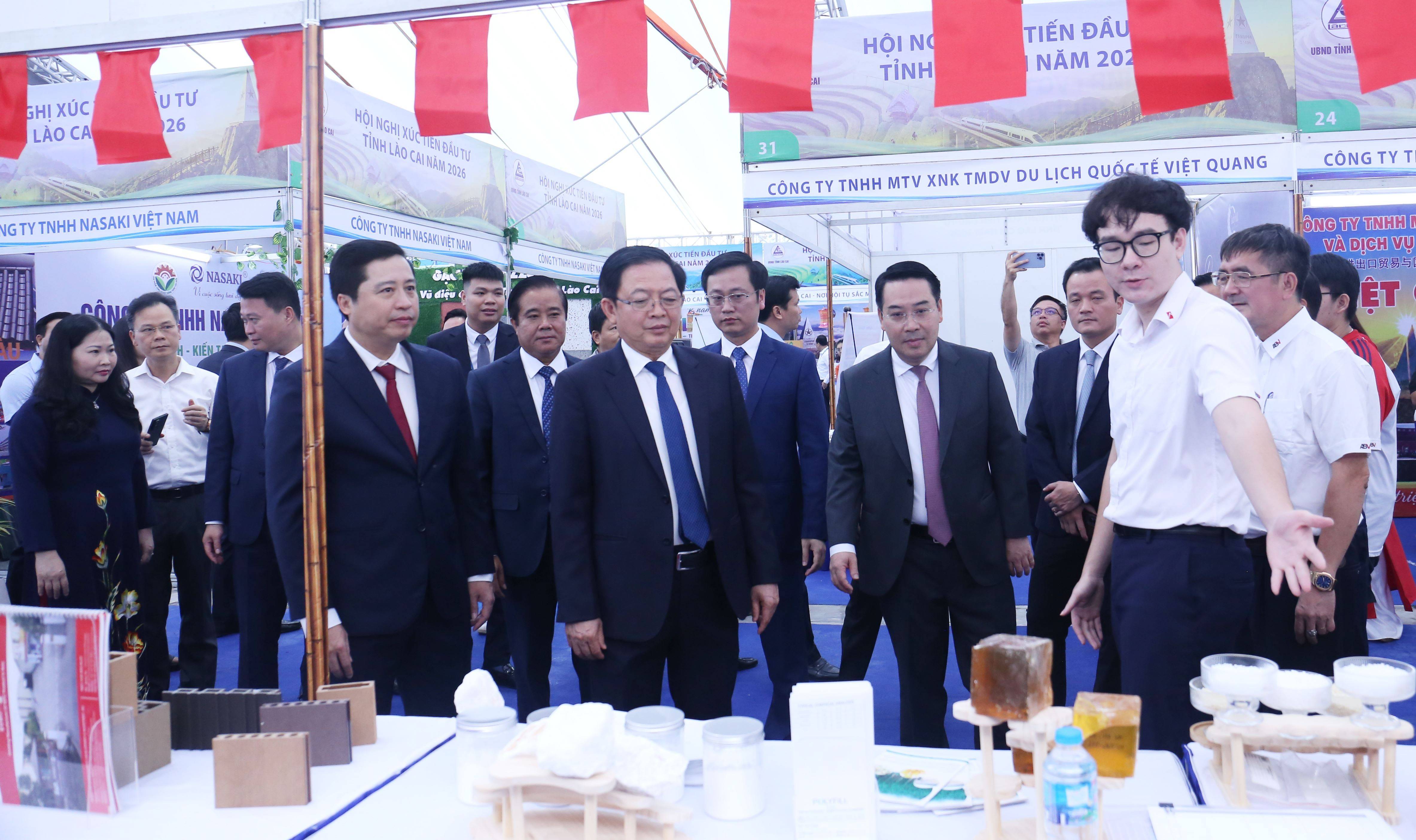 Phó Thủ tướng Hồ Quốc Dũng tham quan khu trưng bày sản phẩm OCOP tại Lào Cai