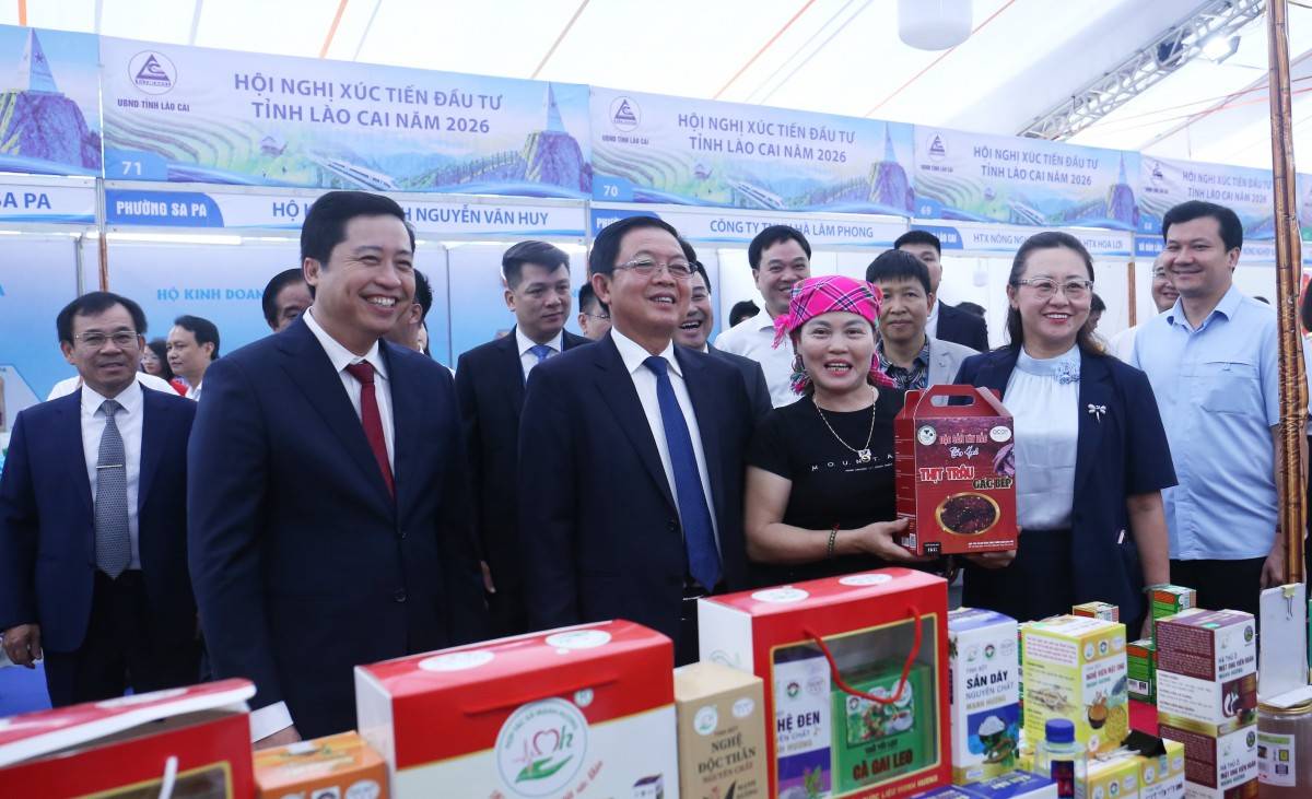 Phó Thủ tướng Hồ Quốc Dũng tham quan khu trưng bày sản phẩm OCOP tại Lào Cai