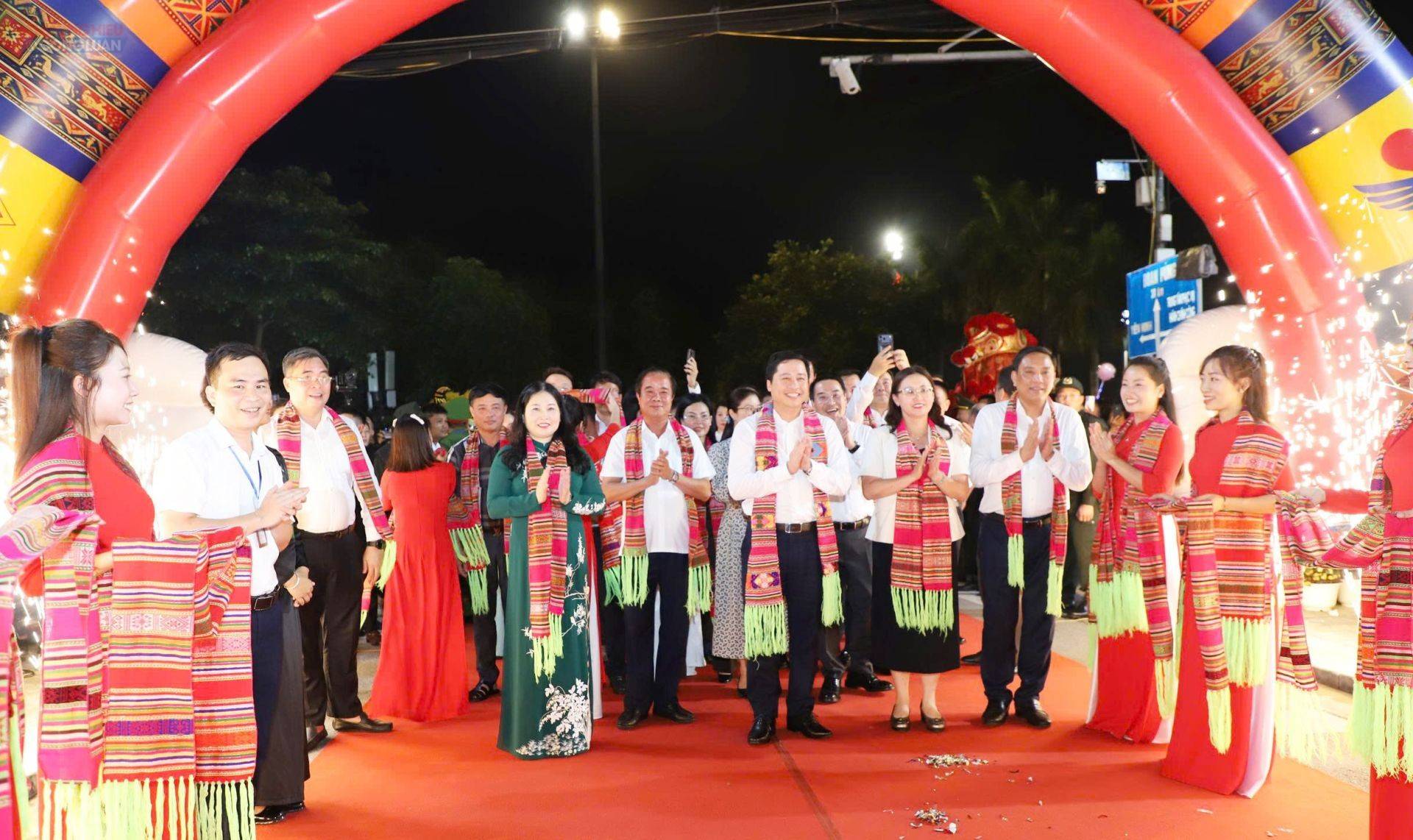Các đại biểu dự Lễ khai trương tuyến phố đi bộ Phường Yên Bái.