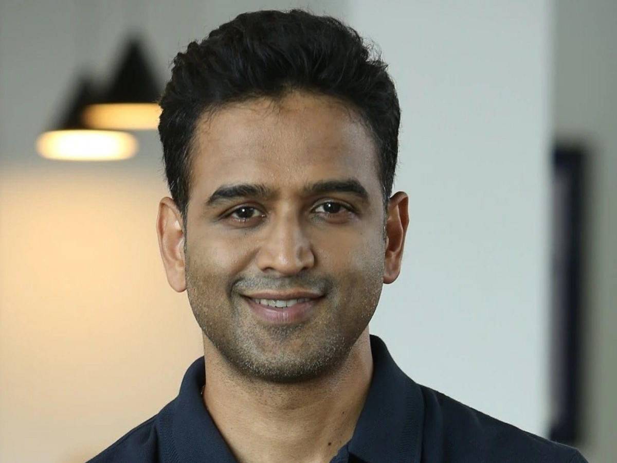 Nithin Kamath, đồng sáng lập và CEO Zerodha, là người thay đổi thị trường môi giới chứng khoán Ấn Độ bằng mô hình phí giao dịch cố định chỉ 20 rupee, đồng thời xây dựng công ty hoàn toàn không dựa vào vốn đầu tư mạo hiểm