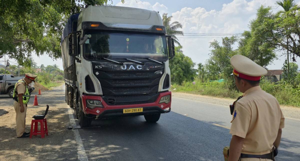 Cán bộ Đội CSGT đường bộ số 2 - Phòng CSGT Công an tỉnh Đắk Lắk kiểm tra tải trọng xe trên tuyến Quốc lộ 26.