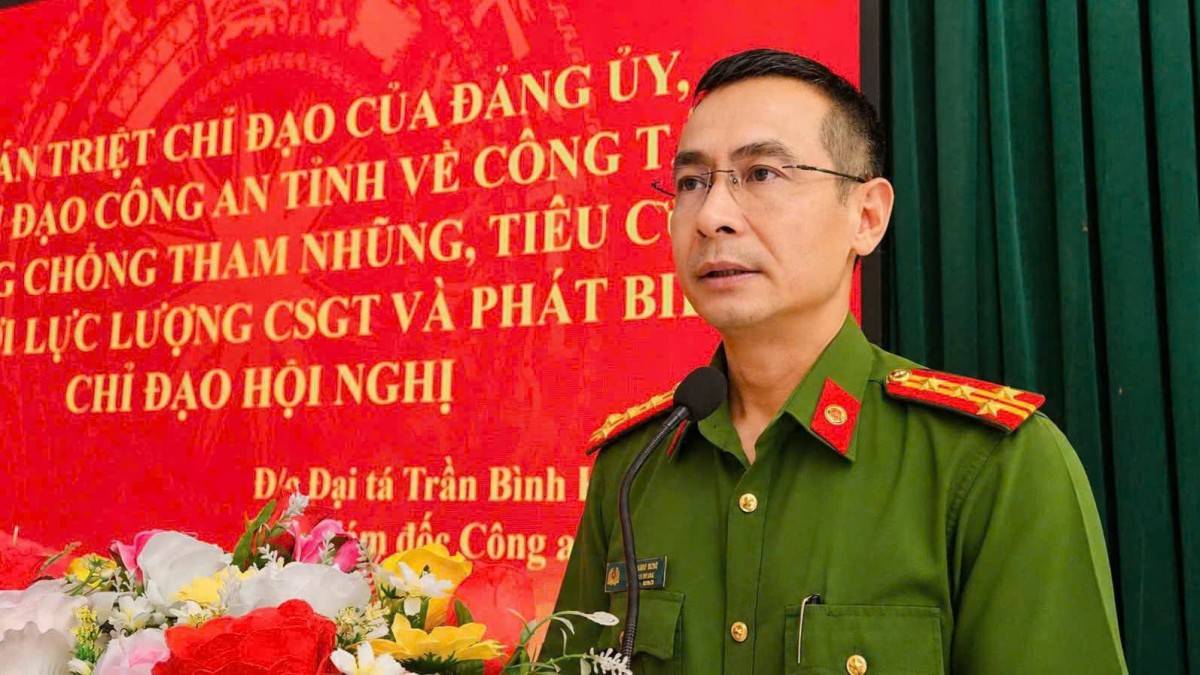 Đại tá Trần Bình Hưng - Phó giám đốc Công an tỉnh Đắk Lắk chỉ đạo CSGT tỉnh chủ động triển khai đồng bộ các biện pháp bảo đảm TTATGT.