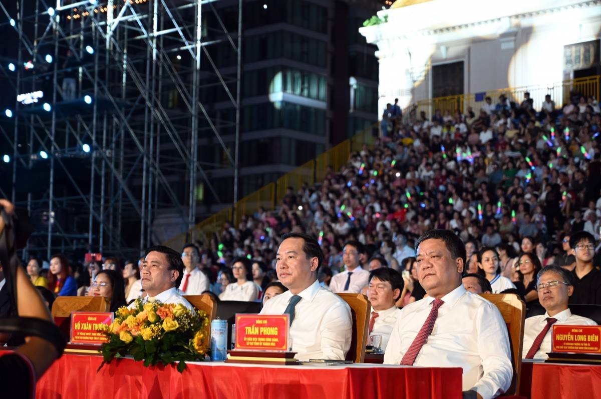 Khai mạc lễ hội festival Biển Khánh Hòa 2026, nghệ thuật hiện đại sân khấu 3D hoành tráng, thu hút hàng ngàn người
