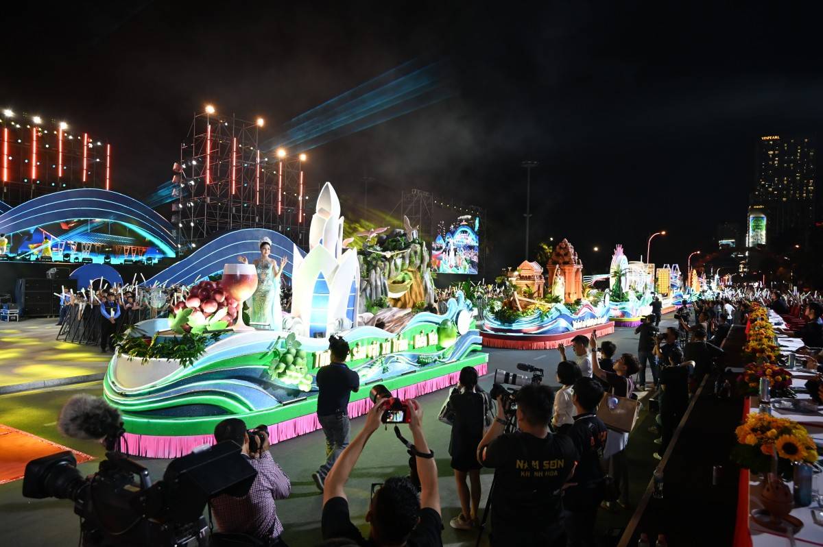 Khai mạc lễ hội festival Biển Khánh Hòa 2026, nghệ thuật hiện đại sân khấu 3D hoành tráng, thu hút hàng ngàn người