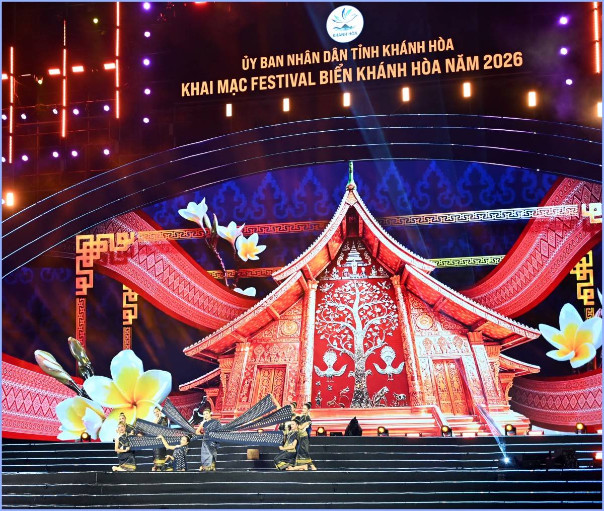 Khai mạc lễ hội festival Biển Khánh Hòa 2026, nghệ thuật hiện đại sân khấu 3D hoành tráng, thu hút hàng ngàn người