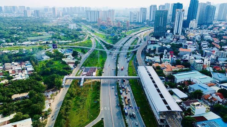Trong 12 tuyến đường sắt đô thị, TP.HCM sẽ xây 8 tuyến Metro xuyên tâm, 2 tuyến Metro vành đai, 1 tuyến LRT/tramway ven sông và 1 tuyến MRT/LRT tiềm năng kết nối đến khu đô thị du lịch lấn biển Cần Giờ.