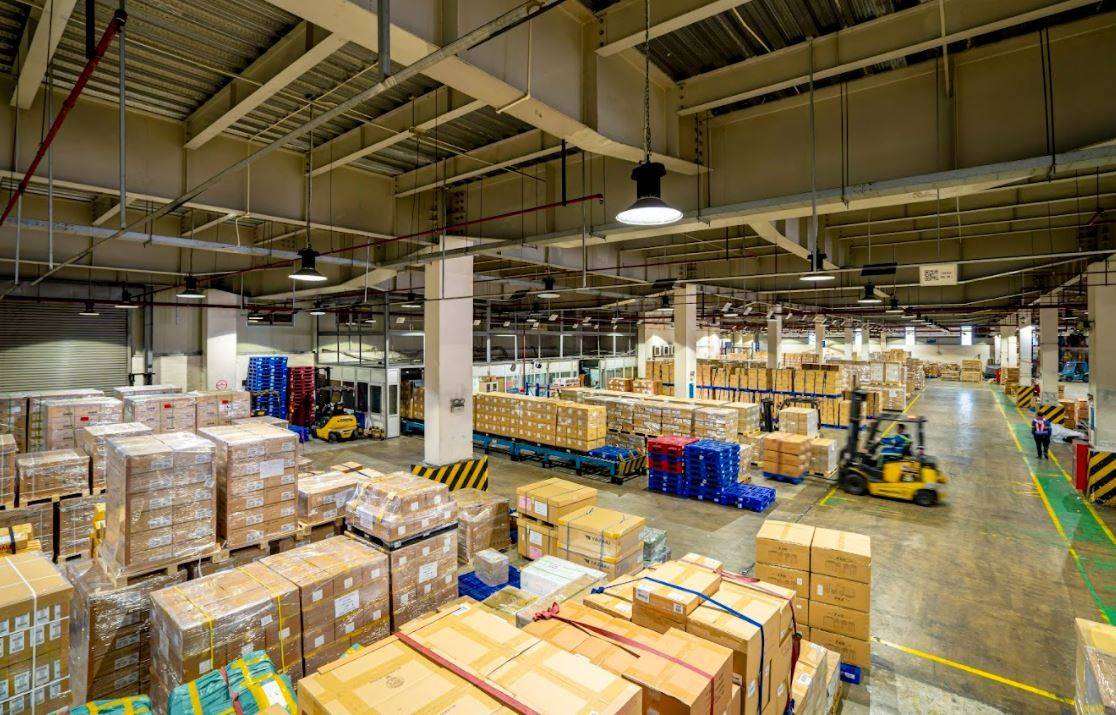 Theo quy định của hiệp hội vận tải Hàng không Quốc tế (IATA), thì các loại hàng hóa khi được vận chuyển qua đường hàng không sẽ cần phải được phân loại, nhân diện để có cách thức phục vụ khác nhau. Trong ảnh: Sắp xếp và đóng gói hàng hóa xuất nhập khẩu đường hàng không.