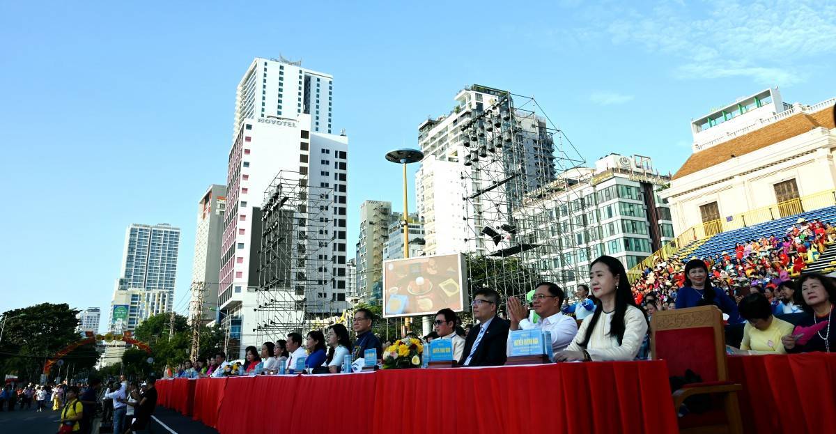 Chào Festival biển 2026 Lễ hội áo dài “Sắc màu của Biển” rực rỡ trên cung đường biển đẹp nhất Nha Trang