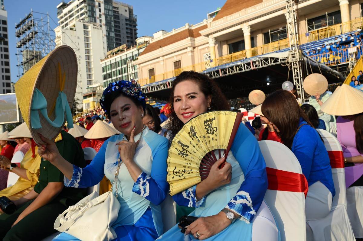 Chào Festival biển 2026 Lễ hội áo dài “Sắc màu của Biển” rực rỡ trên cung đường biển đẹp nhất Nha Trang