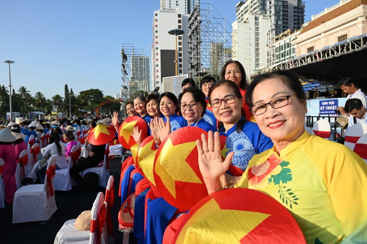 Chào Festival biển 2026 Lễ hội áo dài “Sắc màu của Biển” rực rỡ trên cung đường biển đẹp nhất Nha Trang