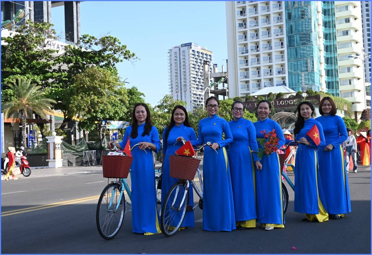 Chào Festival biển 2026 Lễ hội áo dài “Sắc màu của Biển” rực rỡ trên cung đường biển đẹp nhất Nha Trang
