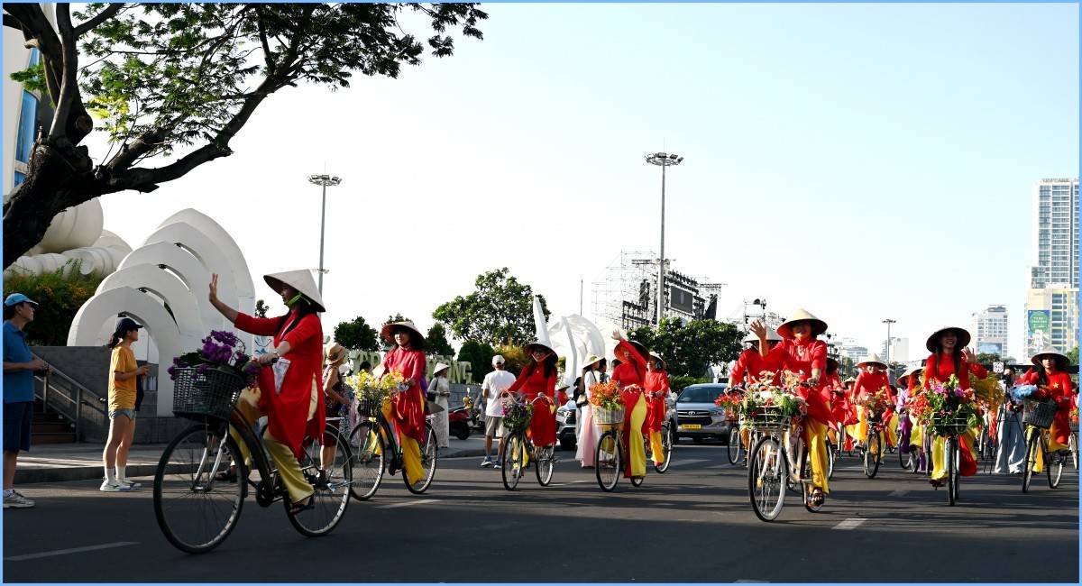 Chào festival biển 2026 Lễ hội áo dài “Sắc màu của Biển” rực rỡ trên cung đường biển đẹp nhất Nha Trang