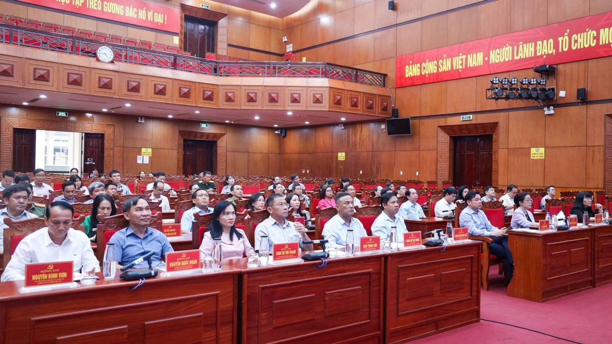 Lãnh đạo chủ chốt của tỉnh Đắk Lắk tham dự phát động chiến dịch 100 ngày cao điểm tháo gỡ điểm nghẽn chuyển đổi số. (Ảnh: Cổng Thông tin Điện tử tỉnh Đắk Lắk)