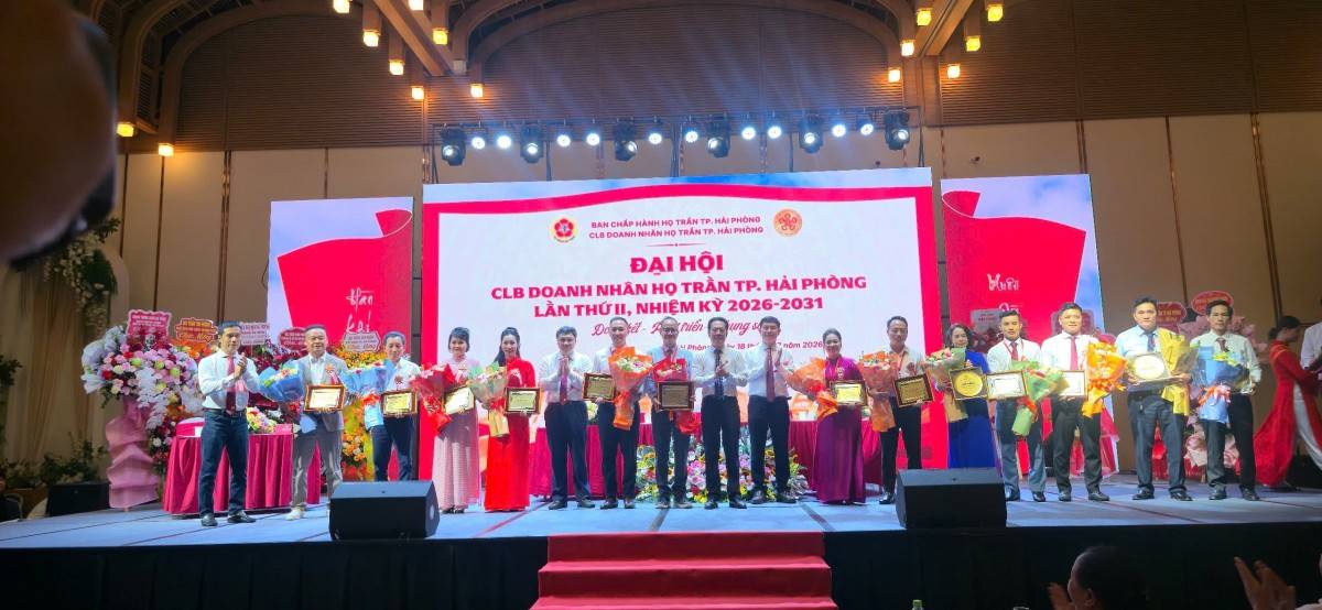 CLB  trao khen tới tập thể cá nhân nhân có nhiều thành tích đóng góp cho CLB