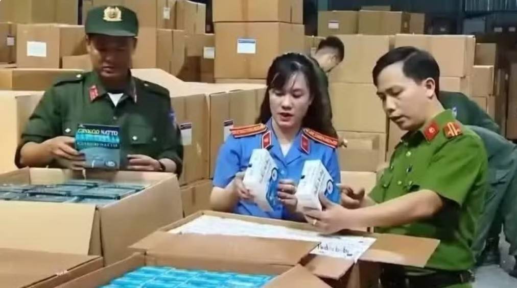 Lực lượng chức năng kiểm tra hàng hóa trong quá trình điều tra vụ án. (Ảnh: Bộ Công an)