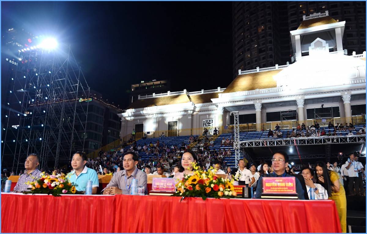 Hàng ngàn khán giả hòa nhịp 