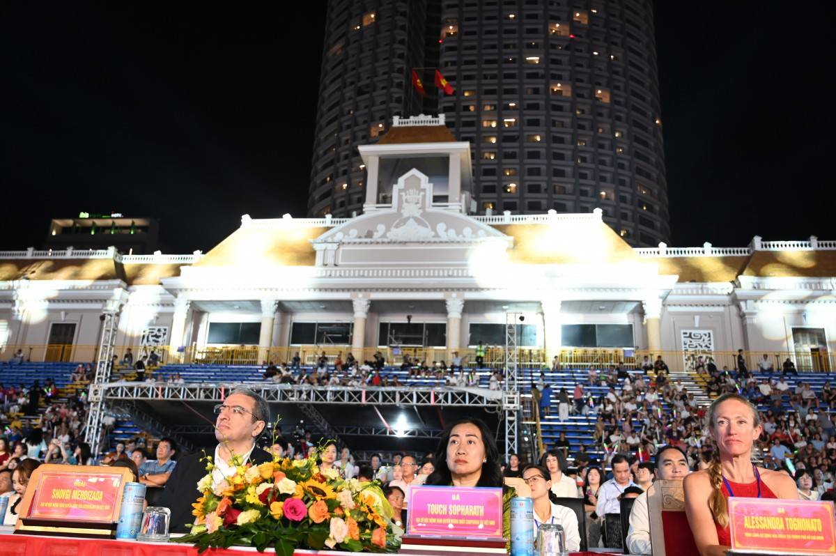 Ngắm 1500 người mẫu diễn viên, 10 xe hoa rực rỡ bừng sáng Carnival, hàng ngàn khán giả hòa nhịp “Bản giao hưởng biển xanh”