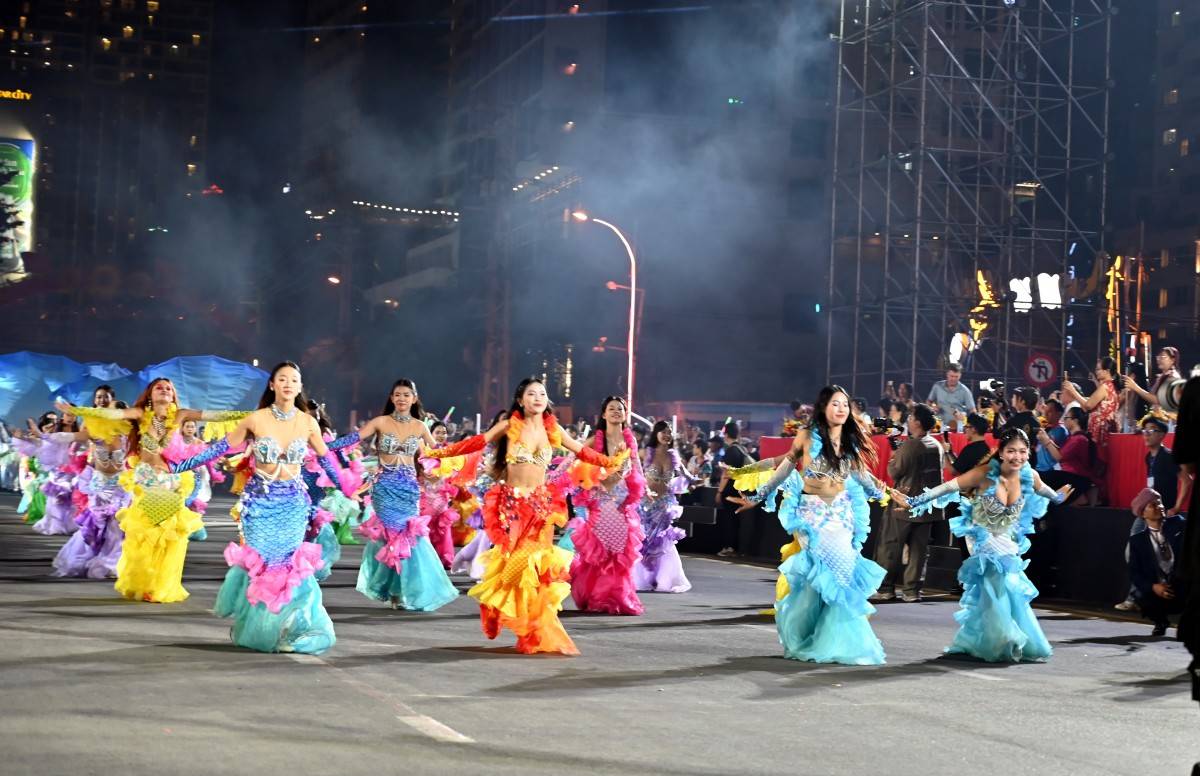 Ngắm 1500 người mẫu diễn viên, 10 xe hoa rực rỡ bừng sáng Carnival, hàng ngàn khán giả hòa nhịp “Bản giao hưởng biển xanh”