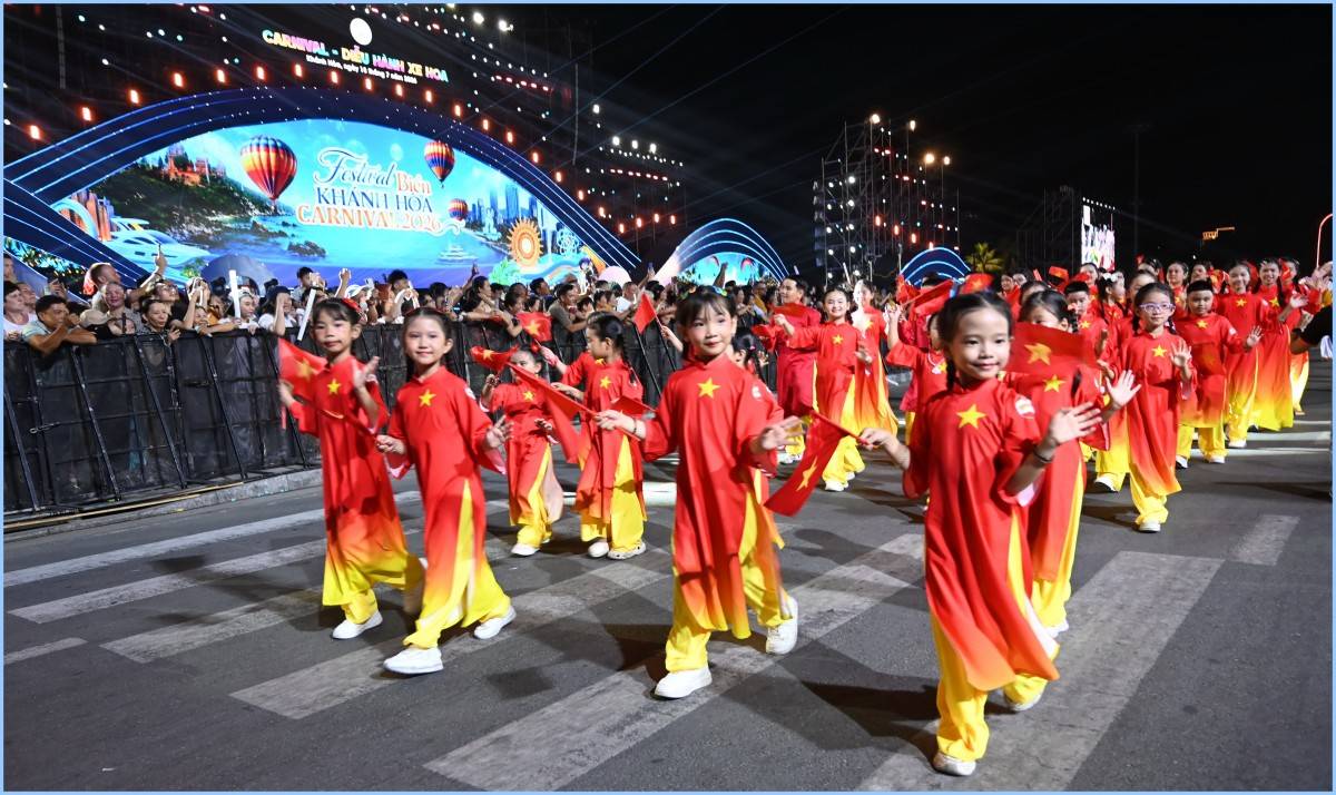 Ngắm 1500 người mẫu diễn viên, 10 xe hoa rực rỡ bừng sáng Carnival, hàng ngàn khán giả hòa nhịp “Bản giao hưởng biển xanh”