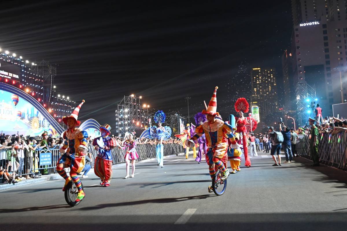 Ngắm 1500 người mẫu diễn viên, 10 xe hoa rực rỡ bừng sáng Carnival, hàng ngàn khán giả hòa nhịp “Bản giao hưởng biển xanh”
