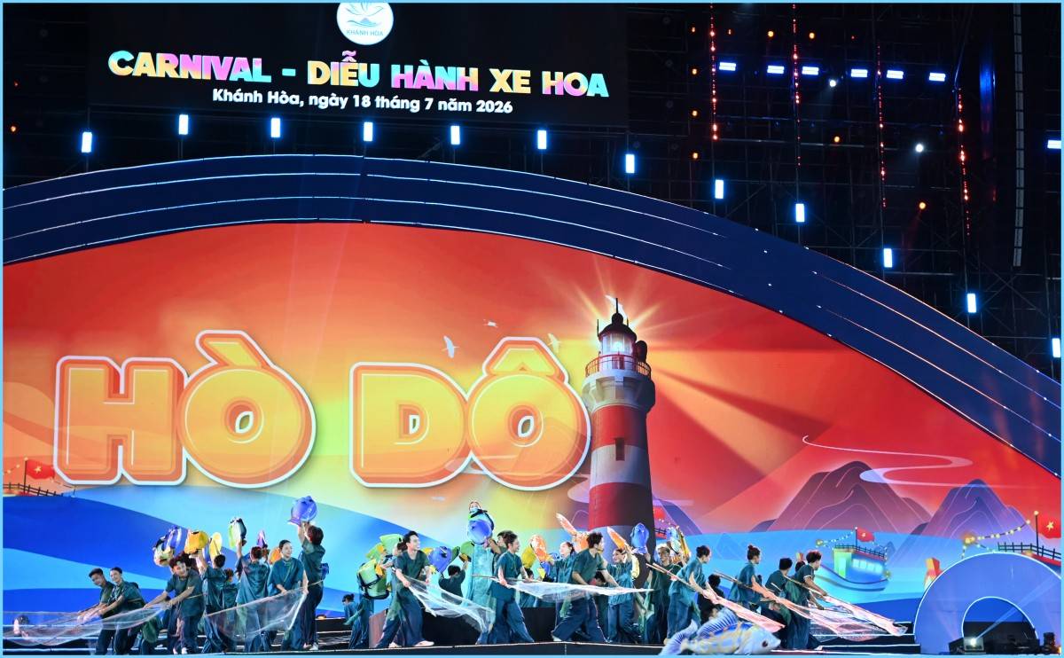 Ngắm 1500 người mẫu diễn viên, 10 xe hoa rực rỡ bừng sáng Carnival, hàng ngàn khán giả hòa nhịp “Bản giao hưởng biển xanh”