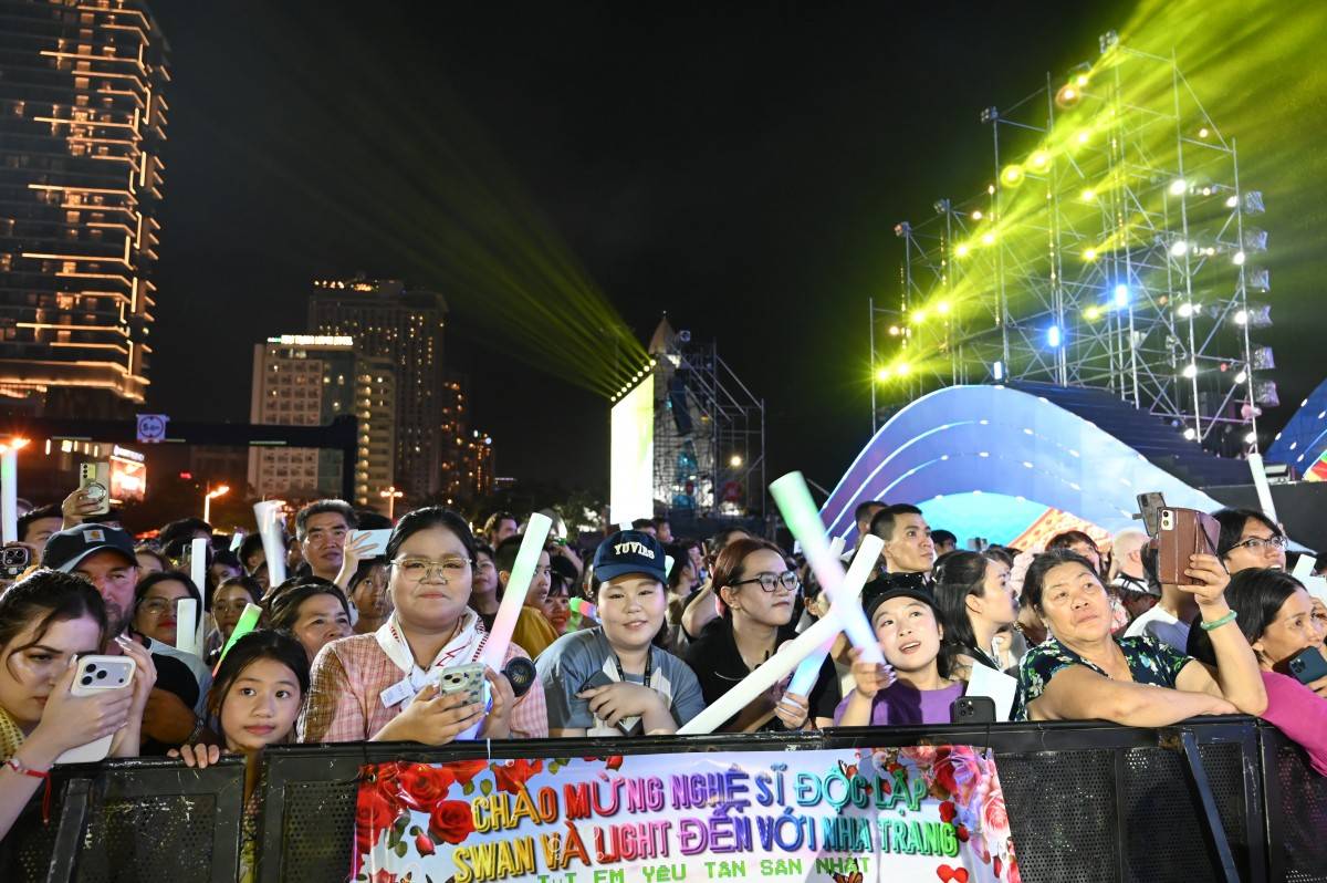 Ngắm 1500 người mẫu diễn viên, 10 xe hoa rực rỡ bừng sáng Carnival, hàng ngàn khán giả hòa nhịp “Bản giao hưởng biển xanh”