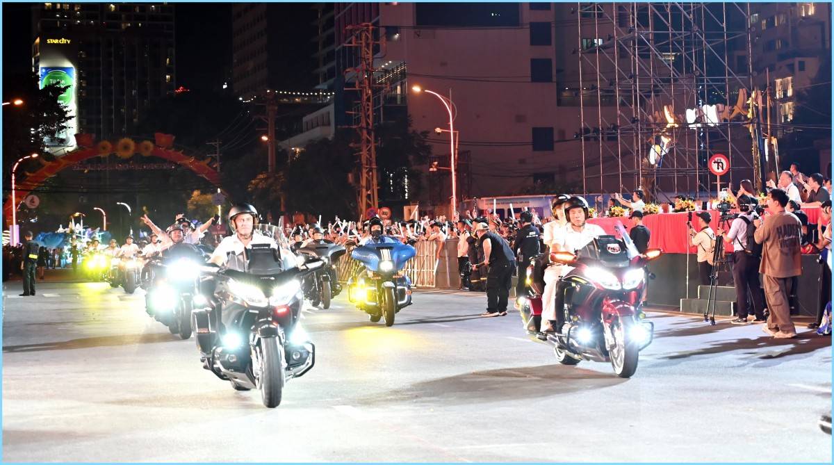 Ngắm 1500 người mẫu diễn viên, 10 xe hoa rực rỡ bừng sáng Carnival, hàng ngàn khán giả hòa nhịp “Bản giao hưởng biển xanh”