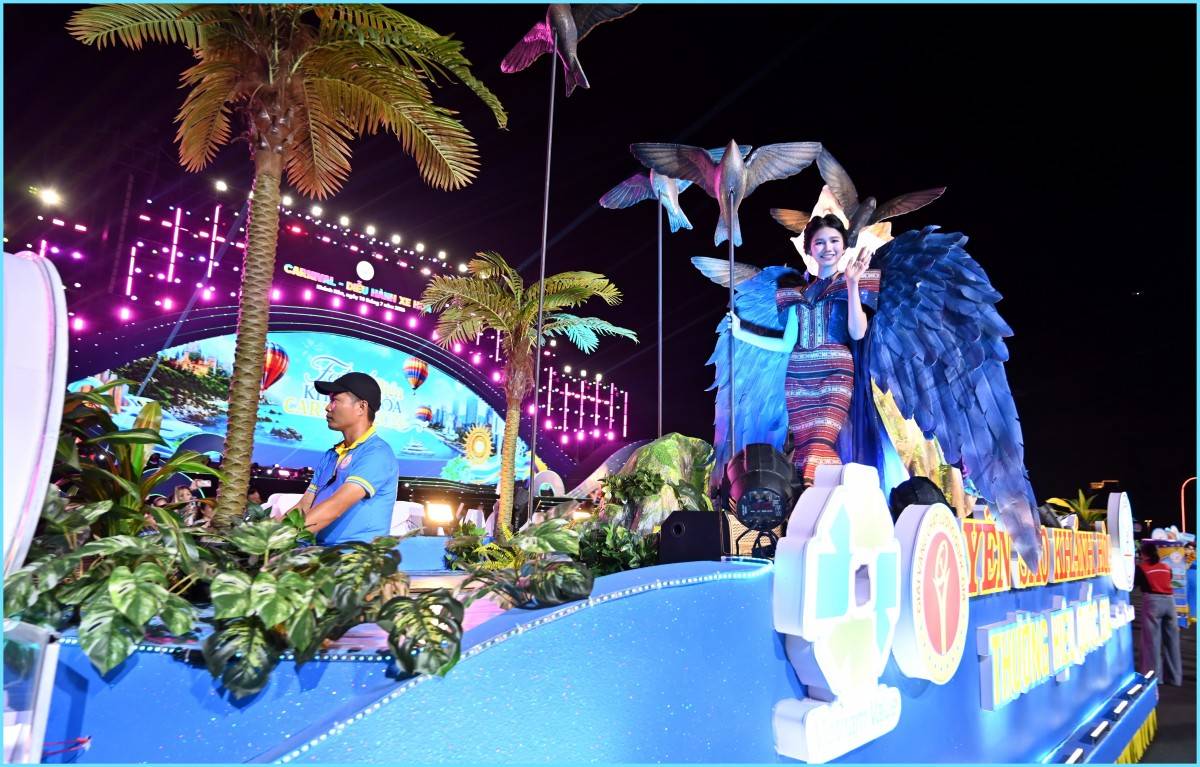 Ngắm 1500 người mẫu diễn viên, 10 xe hoa rực rỡ bừng sáng Carnival, hàng ngàn khán giả hòa nhịp “Bản giao hưởng biển xanh”