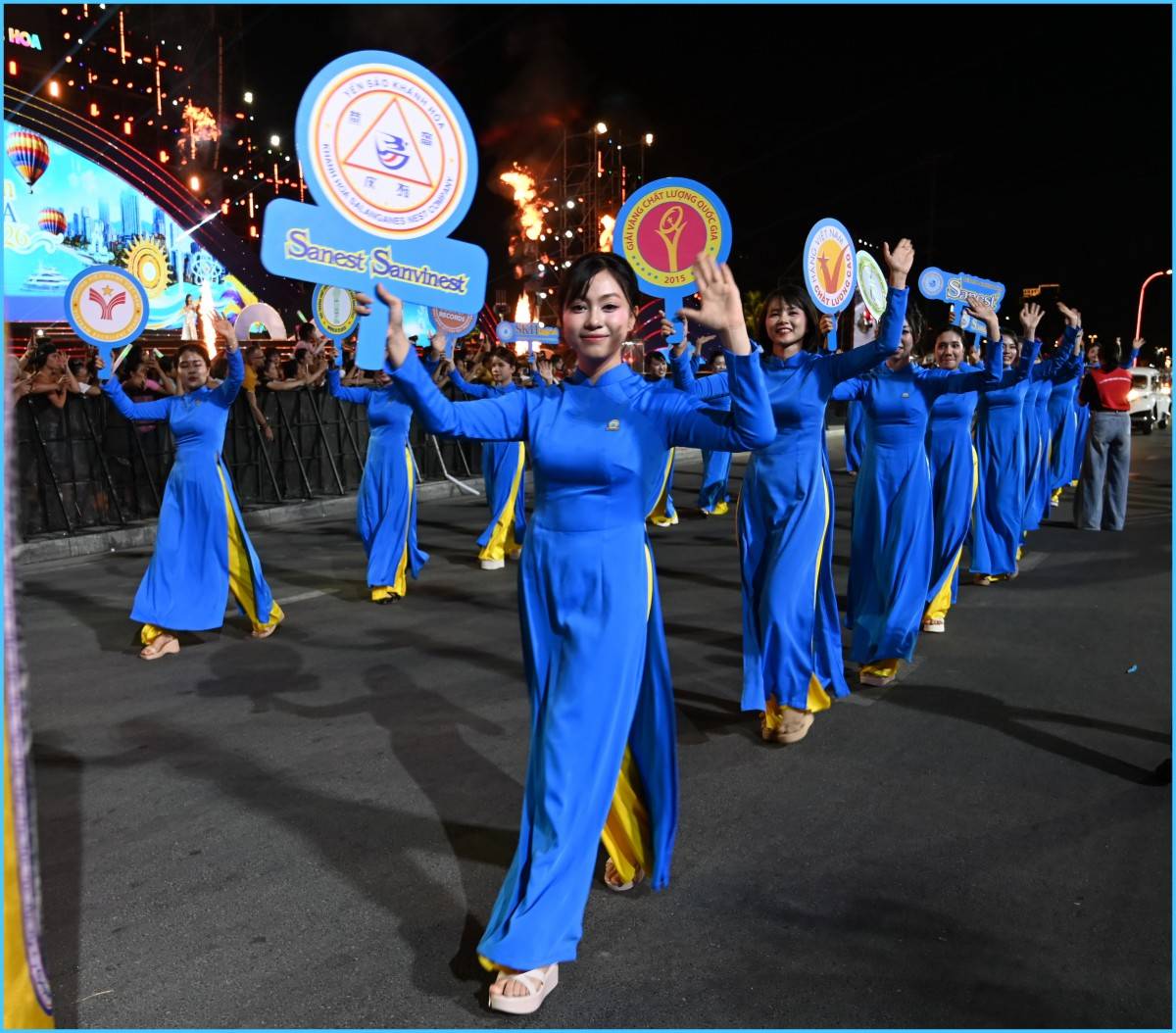 Ngắm 1500 người mẫu diễn viên, 10 xe hoa rực rỡ bừng sáng Carnival, hàng ngàn khán giả hòa nhịp “Bản giao hưởng biển xanh”